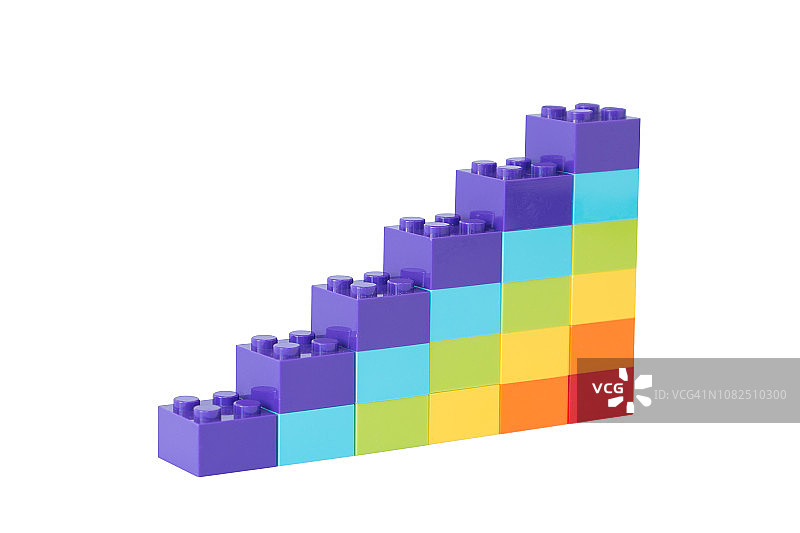 由玩具积木制成的彩色彩虹色上升堆叠，隔离在白色背景上图片素材