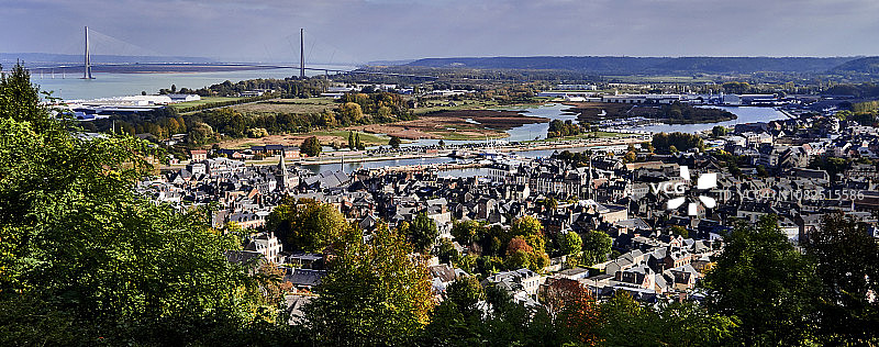 翁弗勒市景及诺曼底大桥图片素材