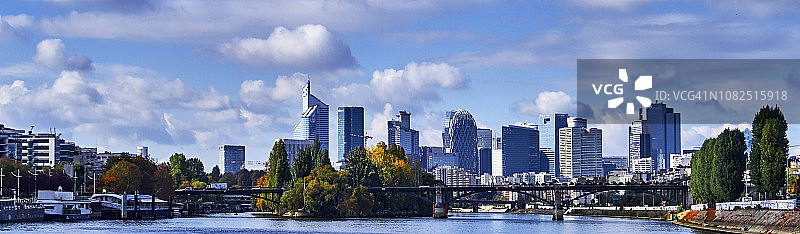 从塞纳河眺望巴黎、天鹅岛和格雷内勒桥图片素材