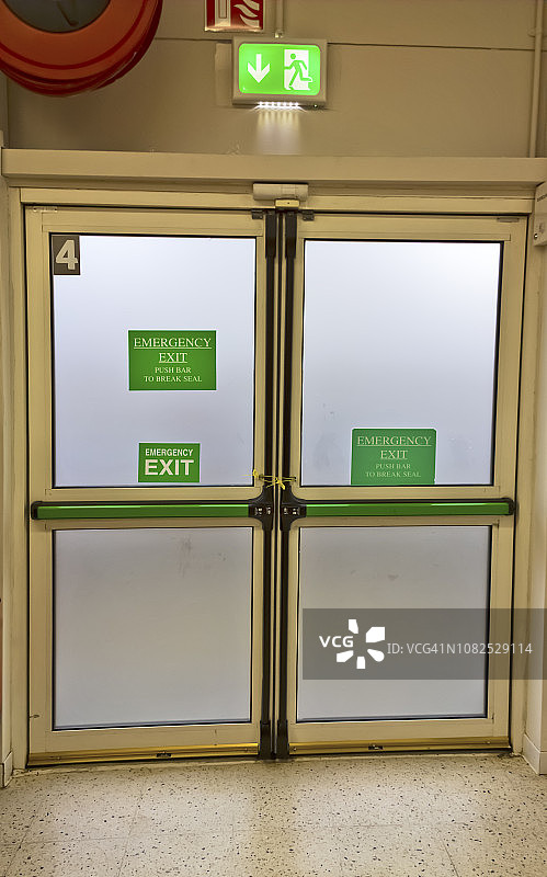 超市内的防火紧急出口图片素材