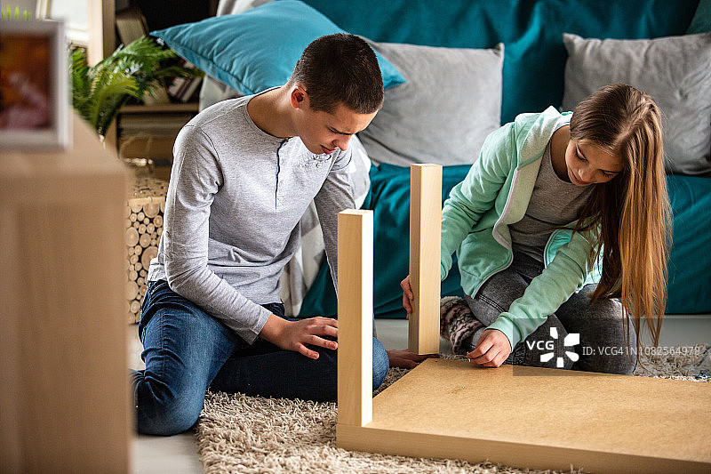 孩子们组装咖啡桌图片素材