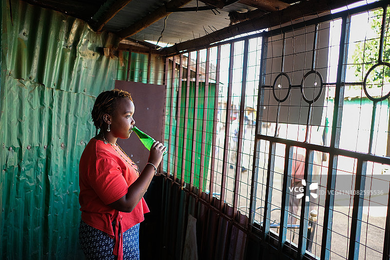 喝苏打水的女人图片素材