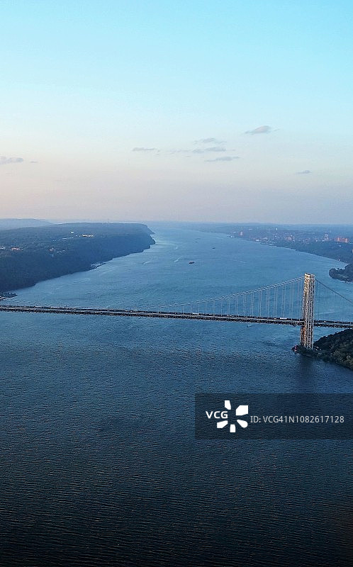 哈德逊河与乔治·华盛顿大桥图片素材