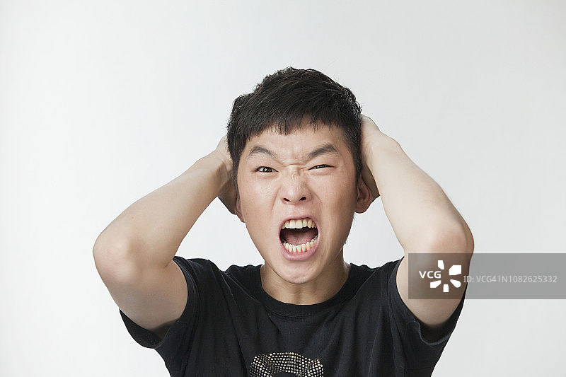 呼喊的中国男人（摄影棚人像）图片素材