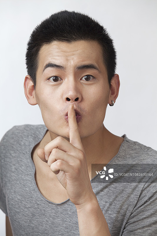 做嘘声手势的中国男人图片素材