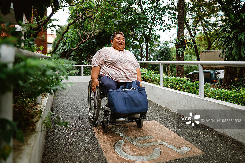 下坡的菲律宾残疾妇女图片素材