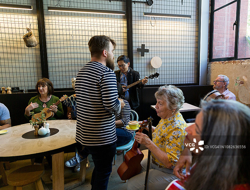 与朋友分享一首歌图片素材