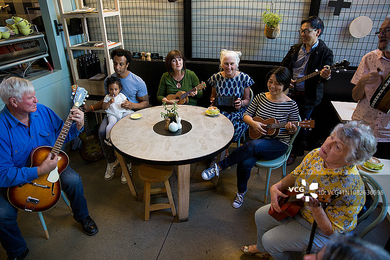 与朋友分享一首歌图片素材