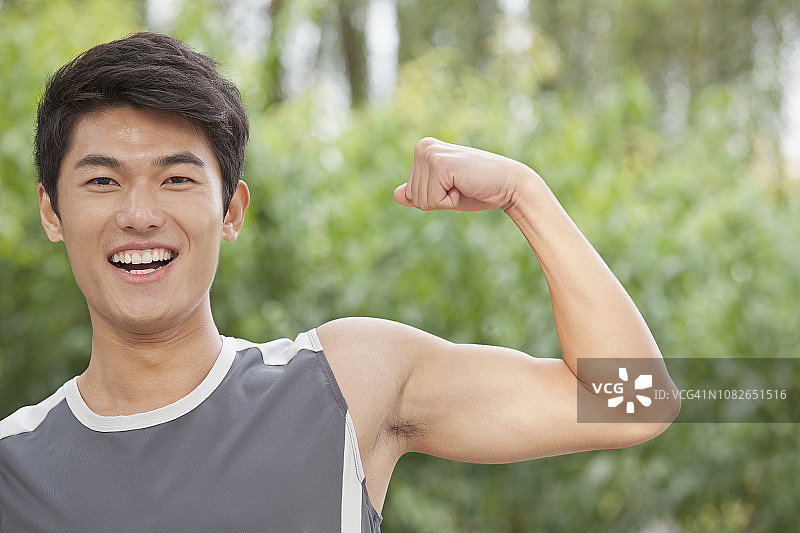 展示肌肉的中国男人图片素材
