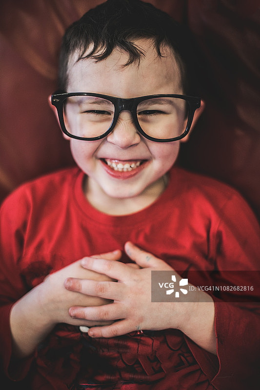 戴书呆子眼镜的年轻男孩肖像图片素材