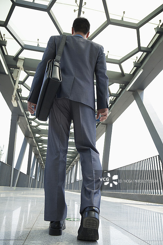 走在隧道中的中国商人图片素材