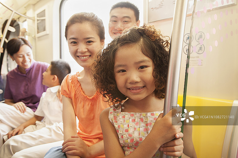 中国家庭乘坐地铁图片素材