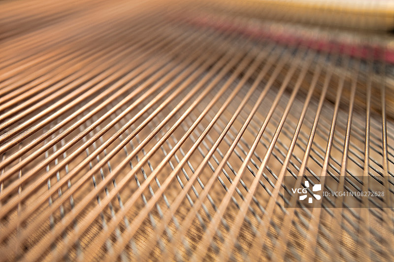 钢琴琴弦特写图片素材