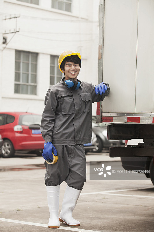 中国工人在户外站立图片素材