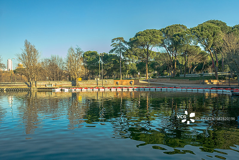 湖面上的划艇图片素材