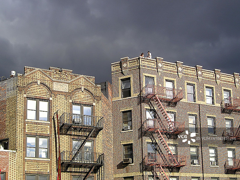 纽约曼哈顿西村第七大道传统公寓楼后的不祥乌云图片素材