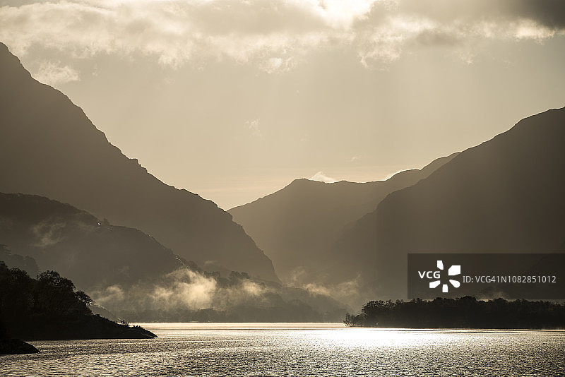 Snowdonia Llyn Padarn湖日出图片素材