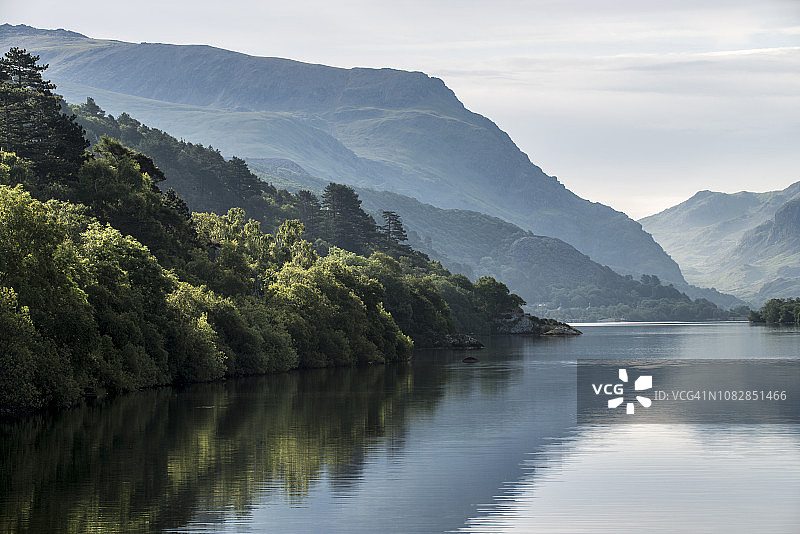 斯诺多尼亚山与湖的宁静图片素材