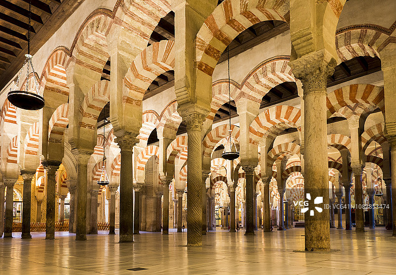 科尔多瓦清真寺内部：西班牙南部安达卢西亚图片素材