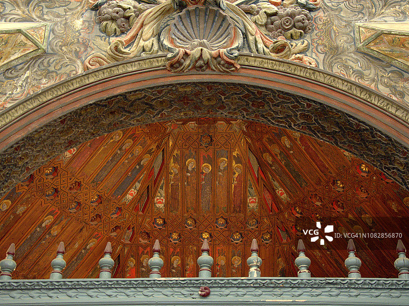 穆德哈尔风格的彩色木制屋顶图片素材