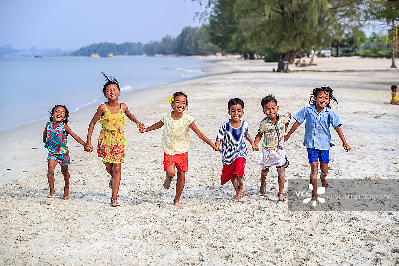 在海滩上奔跑的柬埔寨儿童图片素材