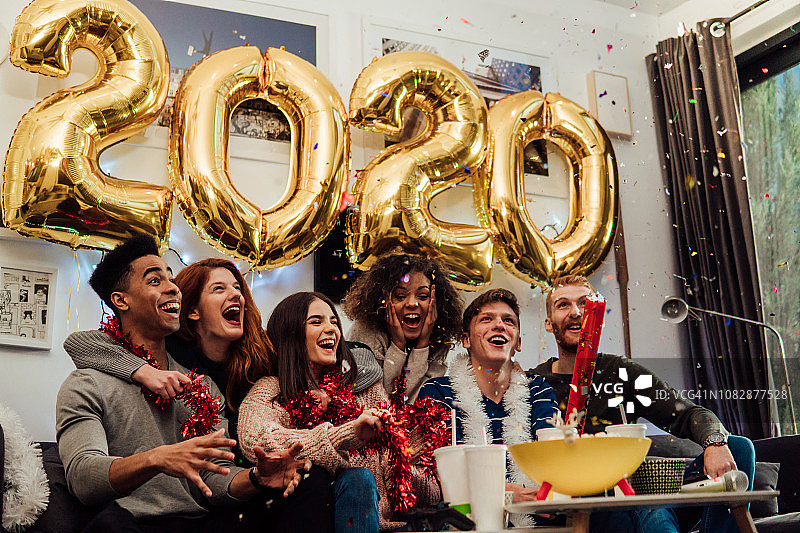 朋友们拿着五彩纸屑盒子图片素材