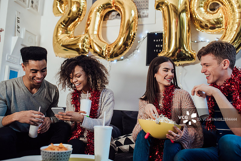 年轻人外出游玩，笑容满面图片素材