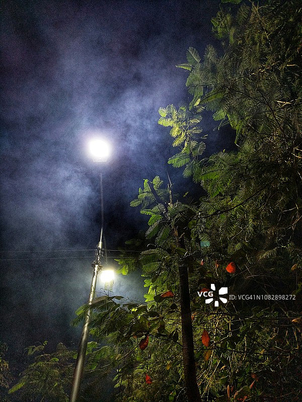 街道上的烟雾图片素材