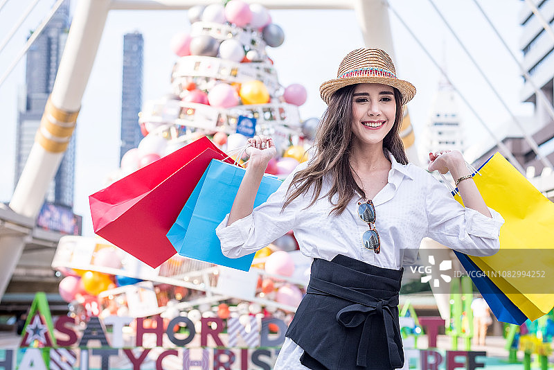 快乐购物的漂亮女人图片素材