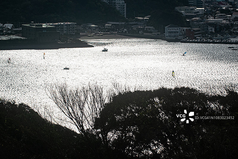 在日本逗子市和叶山町海滩以及北太平洋相模湾的风帆冲浪者图片素材
