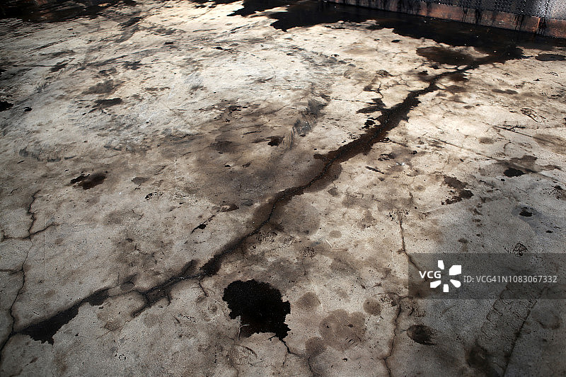 工业水泥地面上的油污图片素材