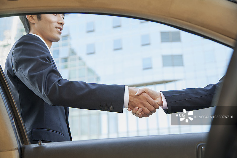 握手的中国商人图片素材