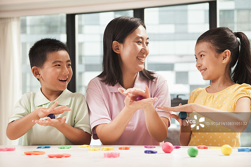 中国母亲和孩子们玩泥巴图片素材