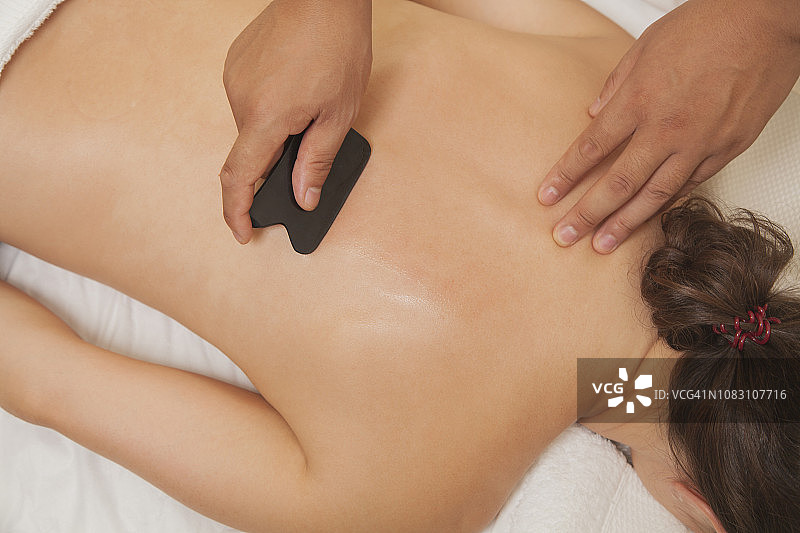 中国医生擦洗病人背部图片素材