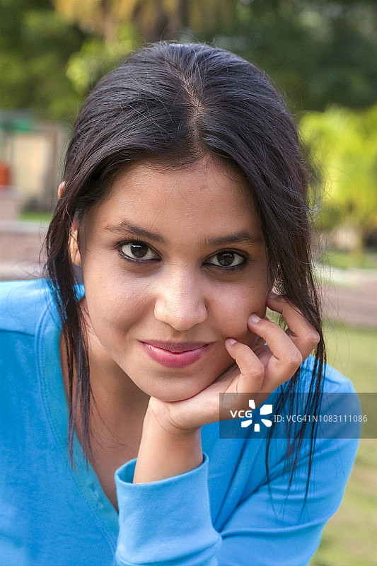 美丽的年轻女子肖像图片素材