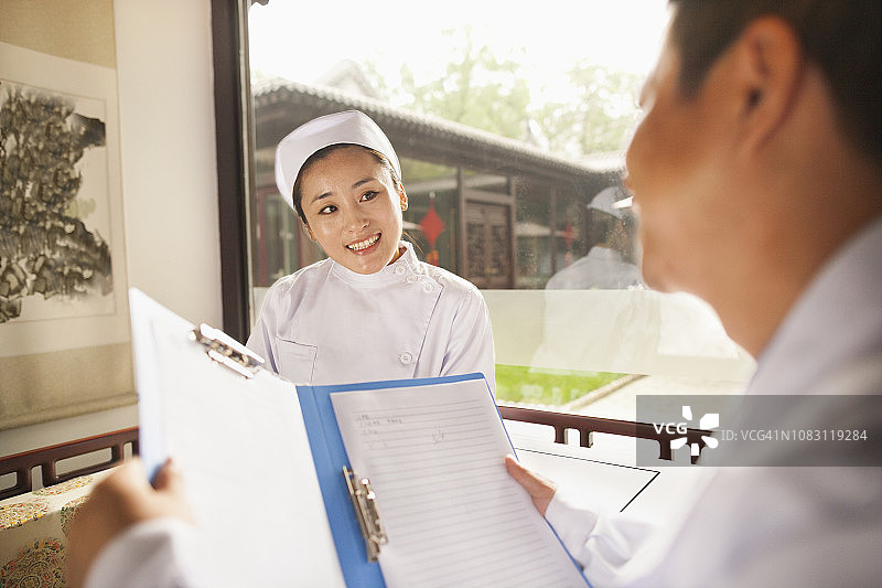 中国医生和护士在办公室交谈图片素材