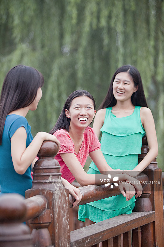 倚靠木制栏杆的中国女人图片素材