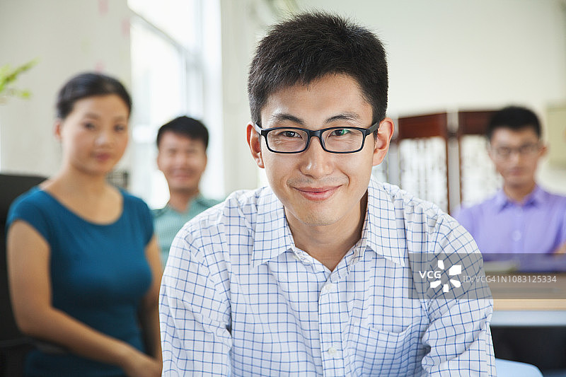 在办公室里微笑的中国商人图片素材