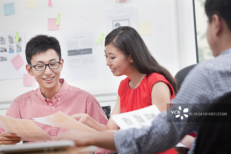 中国商人在会议中交谈图片素材