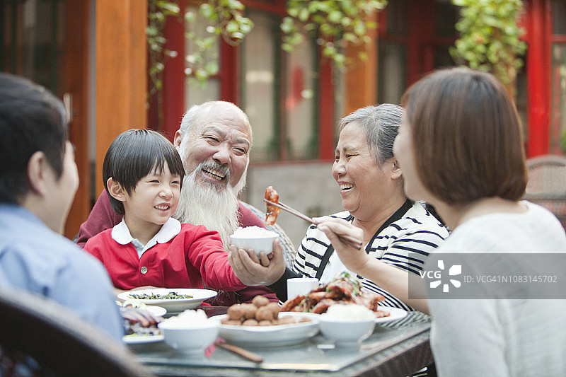 中国家庭在户外餐桌旁用餐图片素材