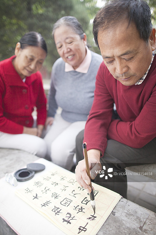 在公园里练习书法的中国男人图片素材