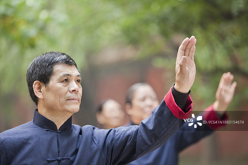 中国人在公园打太极图片素材