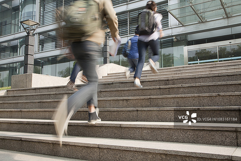 校园里奔跑的中国学生图片素材