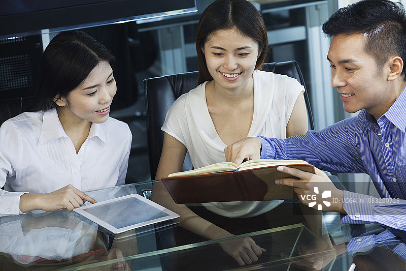 中国商人在会议中交谈图片素材