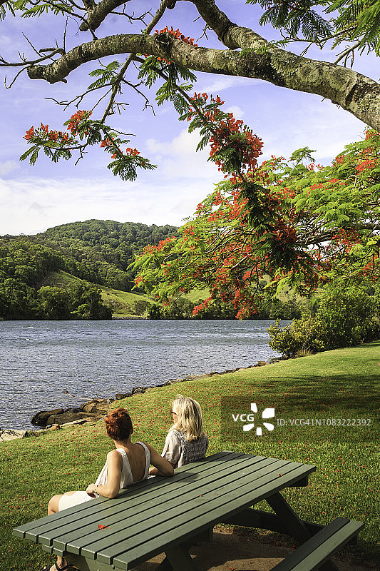 母亲与女儿肖像，图姆布古姆图片素材