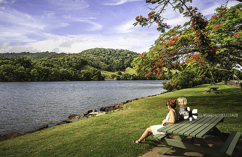 母女在野餐桌旁放松身心，图姆伯古姆图片素材