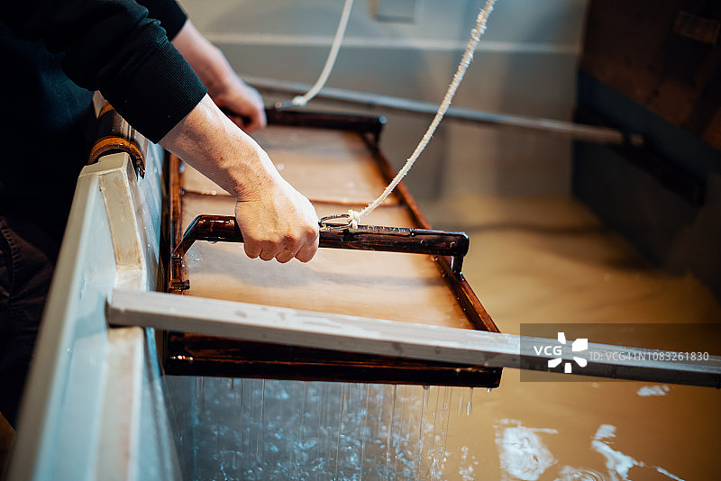 用传统方法造纸的中年日本男子图片素材