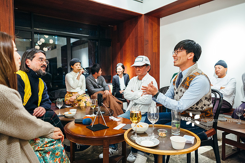 女商业顾问向一群人提供建议图片素材