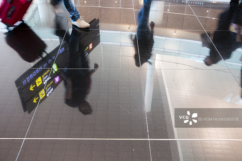 普拉特机场地面的乘客倒影图片素材