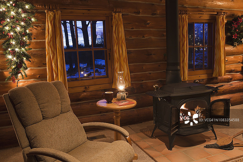 圣诞季带椅子和装饰品的木屋图片素材